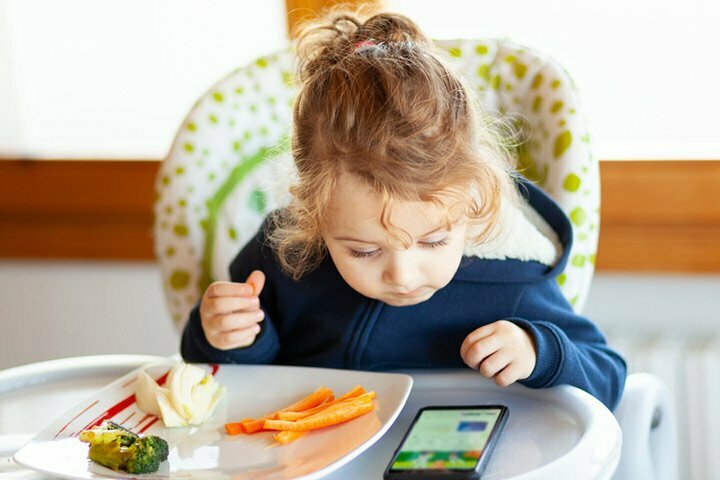 For Parents: Unhealthy Habits You are Accidentally Teaching Your Kids 8